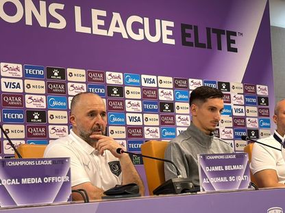 مدرب الدحيل جمال بلماضي ومهاجمه عادل بولبينة بعد الفوز على الاتحاد في دوري أبطال آسيا للنخبة - 24 نوفمبر 2025 - X/@aawsat_spt