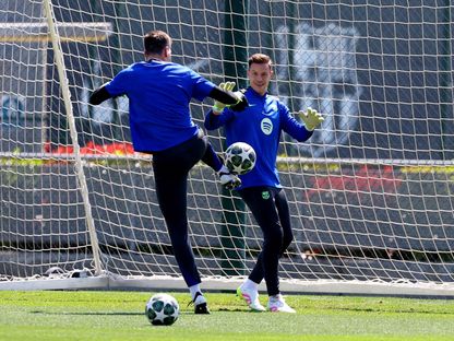 مارك أندري تير شتيغن وفويتشيك تشيزني حارسا برشلونة خلال التدريبات - 29 أبريل 2025 - Reuters