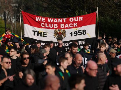 جماهير مانشستر يونايتد ترفع لافتة احتجاجاً على ملكية عائلة غليزر للنادي قبل مباراة أرسنال في الدوري الإنجليزي الممتاز - 9 مارس 2025 - Reuters