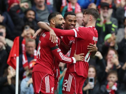 محمد صلاح (يسار) يحتفل مع ريان غرافينبيرخ (وسط) وكونور برادلي بعد هدف ليفربول ضد إيفرتون - 20 سبتمبر 2025 - Reuters