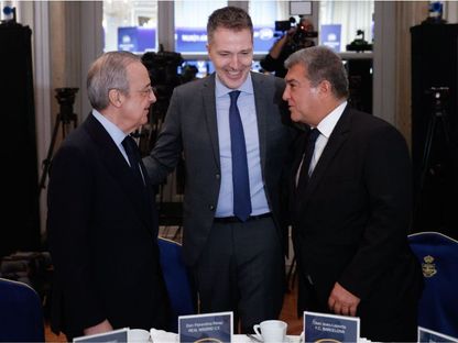 برند رايتشارت متوسّطاً رئيسَي ريال مدريد فلورنتينو بيريز وبرشلونة جوان لابورتا في مدريد - 16 ديسمبر 2022  - Twitter/@sport