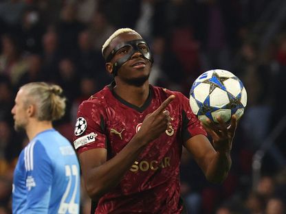 فيكتور أوسيمين بعد تسجيله هاتريك لغلطة سراي في مرمى أياكس أمستردام بدوري أبطال أوروبا - 5 نوفمبر 2025 - REUTERS