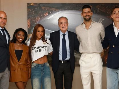 رئيس ريال مدريد فلورنتينو بيريز متوسطاً موندو دوبلانتيس ونوفاك دجوكوفيتش وريبيكا أندرادي وسيمون بايلز وكيلي سلايتر - 20 أبريل 2025 - realmadrid.com