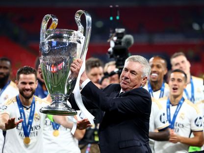 كارلو أنشيلوتي مدرب ريال مدريد يحمل كأس دوري أبطال أوروبا - 1 يونيو 2024 - REUTERS