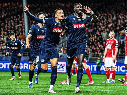لاعبو نادي دانكارك يحتفلون بتسجيل هدف في مرمى بريست بكأس فرنسا - 26 فبراير 2025 - X/@beinsports_FR