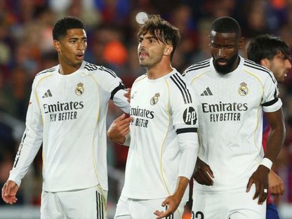 راؤول أسينسيو وجود بيلينغهام وأنطونيو روديغر خلال مباراة بين برشلونة وريال مدريد - 10 مايو 2026 - reuters