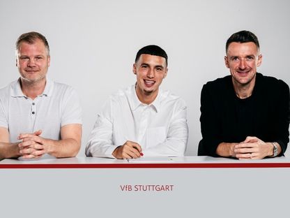 المغربي بلال الخنوس خلال توقيع عقد انضمامه إلى شتوتغارت - 1 سبتمبر 2015 - www.vfb.de