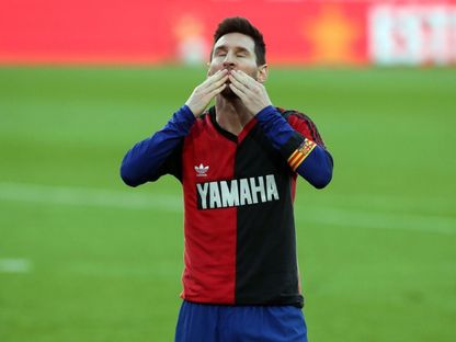 ميسي يرتدي قميص فريق نيولز أولد بويز تكريماً للراحل مارادونا خلال مباراة برشلونة ضد أوساسونا في الدوري الإسباني في 29 نوفمبر 2020 - حساب نادي برشلونة - تويتر