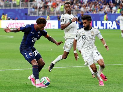 ريان مينديز قائد الرأس الأخضر يسيطر على الكرة أمام نواف بوشل لاعب السعودية في مباراة المنتخبين بكأس العالم - 27 يونيو 2026 - Reuters
