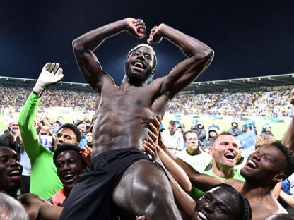 مهاجم أودينيزي كينان ديفيز يحتفل بعد مباراة أمام فروسينوني في الدوري الإيطالي - 26 مايو 2024 - reuters