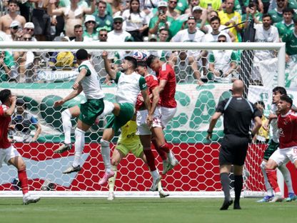 كرة وسام أبو علي لاعب الأهلي في طريقها لمرمى فريقه بالخطأ أمام بالميراس - 19 يونيو 2025 - Reuters