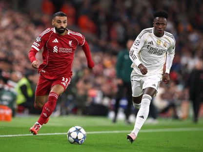 محمد صلاح في صراع مع فينيسيوس جونيور خلال لقاء ليفربول وريال مدريد - 4 نوفمبر 2025 - Reuters