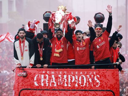 محمد صلاح يرفع كأس الدوري الإنجليزي الممتاز في حافلة خلال موكب النصر لليفربول احتفالاً باللقب - 26 مايو 2025 - REUTERS