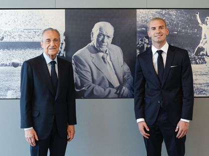 رئيس ريال مدريد فلورنتينو بيريز وفرانكو ماستانتونو تتوسّطهما صورة للراحل ألفريدو دي ستيفانو - 14 أغسطس 2025 - realmadrid.com