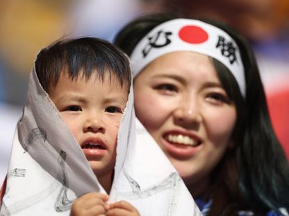 مشجعة يابانية مع ابنها في استاد أحمد بن علي خلال المباراة ضد كوستاريكا - 27 نوفمبر 2022 - REUTERS