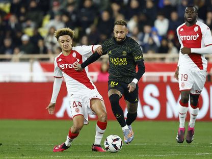 صراع على الكرة بين نيمار لاعب باريس سان جيرمان وإلياس بن صغير لاعب موناكو - 11 فبراير 2023 - REUTERS