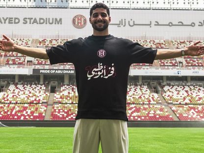 إبراهيم عادل في جلسة تصويرية بعد التوقيع مع نادي الجزيرة الإماراتي - 22 يوليو 2025 - صورة متداولة