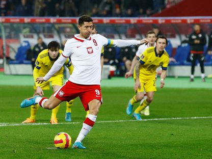 روبرت ليفاندوفسكي يسدد ركلة جزاء خلال مباراة بولندا والسويد  - reuters