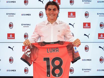 لوكا روميرو مع قميص ميلان - 6 يوليو 2023 - Twitter/@acmilan