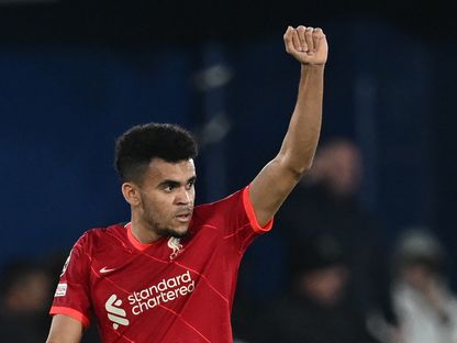 لاعب وسط ليفربول الكولومبي لويس دياز يحتفل بعد تسجيله هدفاً في شباك فياريال - 3 مايو 2022 - AFP