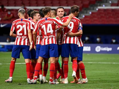 لاعبو أتلتيكو مدريد خلال مباراة في الدوري الإسباني ضد ريال مايوركا في 3 يوليو 2020 - AFP