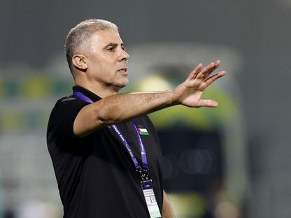 مكرم دبوب مدرب منتخب فلسطين خلال مواجهة هونغ كونغ - 23 يناير 2024 - REUTERS