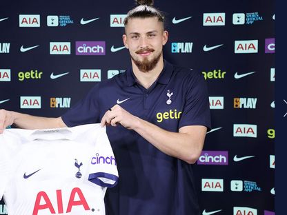 رادو دراغوسين مع قميص توتنهام هوتسبير - 11 يناير 2023 - tottenhamhotspur.com