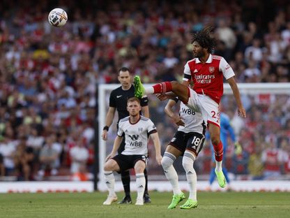 محمد النني يركل الكرة خلال مباراة أرسنال وفولهام في الدوري الإنجليزي الممتاز - 27 أغسطس 2022 - Action Images via Reuters