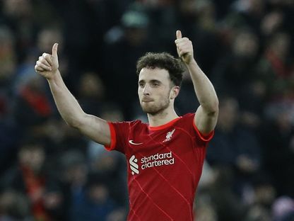 مهاجم ليفربول ديوجو جوتا يحيي الجماهير بعد الفوز على ليستر سيتي في الدوري الإنجليزي الممتاز - REUTERS