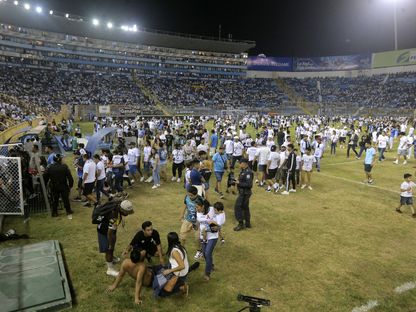 الجمهور في ملعب  كوسكاتلان في العاصمة سان سالفادور بعد حادثة التدافع - 20 مايو 2023 - AFP