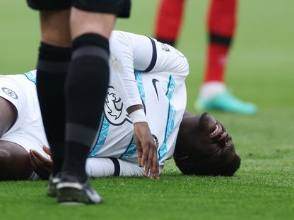  بينوا بادياشيل لاعب تشيلسي بعد تعرضه لإصابة في لقاء فريقه أمام بورنموث - 6 مايو 2023 - Reuters