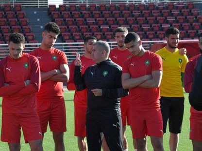 موسى الحبشي متوسّطاً لاعبين من المنتخب المغربي - الشرق