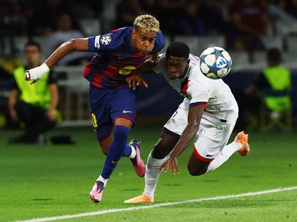 صراع على الكرة بين لامين يامال ونونو مينديز في مواجهة برشلونة وباريس سان جيرمان بدوري أبطال أوروبا - 1 أكتوبر 2025 - Reuters