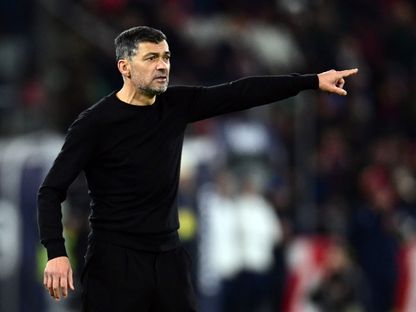 سيرجيو كونسيساو مدرب ميلان السابق في مباراة بولونيا بالدوري الإيطالي - 27 فبراير 2025 - Reuters