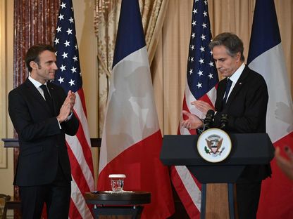 وزير الخارجية الأميركي أنتوني بلينكن (يمين) والرئيس الفرنسي إيمانويل ماكرون خلال لقائهما في واشنطن - 1 نوفمبر 2022    - Twitter/@titrespresse