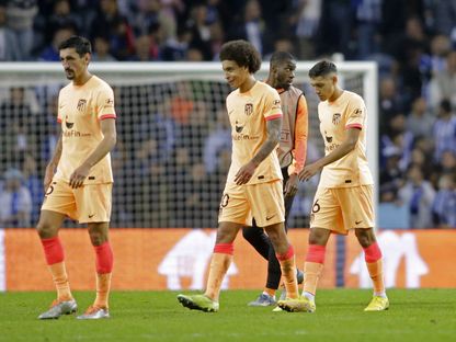 حسرة لاعبي أتلتيكو مدريد بعد الخسارة أمام بورتو في دوري أبطال أوروبا - 1 نوفمبر 2022 - REUTERS