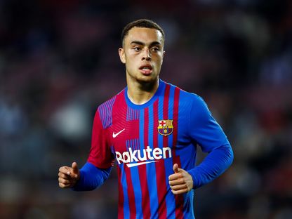 الأميركي سيرجينيو ديست لاعب برشلونة بمواجهة ديبورتيفو ألافيس - 30 أكتوبر 2021 - AFP