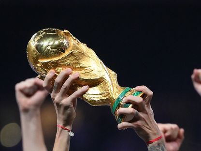 أنخيل دي ماريا يرفع كأس العالم بعد فوز الأرجنتين باللقب - 18 ديسمبر 2022 - AFP