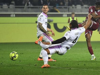 مهاجم تورينو ويلفريد سينغو يسجل هدف أمام كريمونيزي في الدوري الايطالي 20-2-2023 - AFP