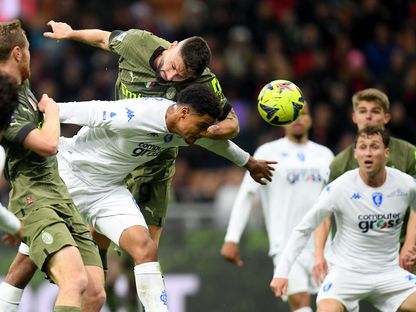 أوليفييه جيرو يسجل هدفاً لميلان ألغاه الحكم بعدما احتسب لمسة يد للاعب الفرنسي في المباراة ضد إمبولي - 7 أبريل 2023 - Reuters