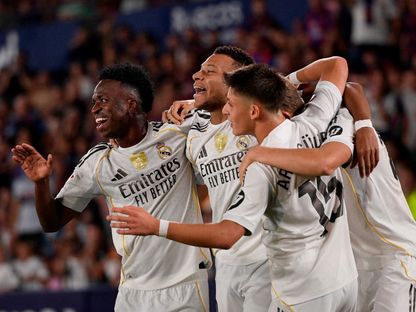 احتفال لاعبي ريال مدريد بتجسيل هدف في مرمى ليفانتي بالدوري الإسباني - 23 سبتمبر 2025 - Reuters