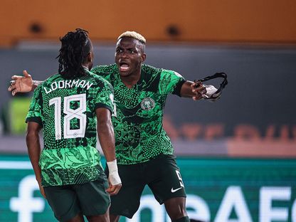 احتفال لاعبي منتخب نيجيريا بتسجيل هدف في مرمى الكاميرون بكأس أمم إفريقيا - 27 يناير 2024 - X/@ariyadhiah