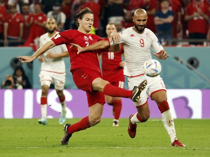 الدنماركي يواكيم أندرسن يقطع كرة أمام التونسي عصام الجبالي - 22 نوفمبر 2022 - REUTERS