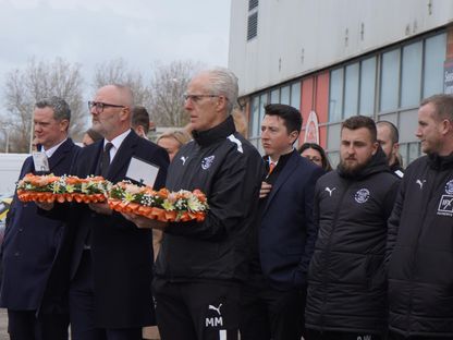 مسؤولو بلاكبول خلال جنازة مشجع النادي الذي توفى في شجار عقب مباراة بيرنلي - 6 مارس 2023 - reuters