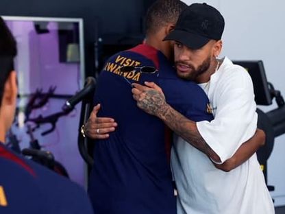 كيليان مبابي يعانق نيمار خلال يوم وداع النجم البرازيلي لباريس سان جيرمان بعد انتقاله للهلال - 17 اغسطس 2023 - rmcsport