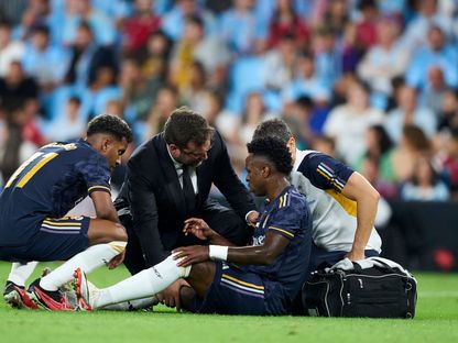 فينيسيوس رفقة طبيب ريال مدريد بعد إصابته أمام سيلتا فيغو - 25 أغسطس 2023 - Getty Images