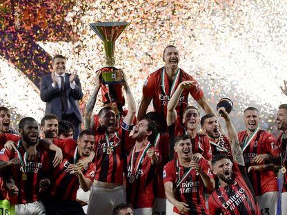 لحظة تتويج إيه سي ميلان بلقب الدوري الإيطالي لموسم 2021 - 2022  - Getty  