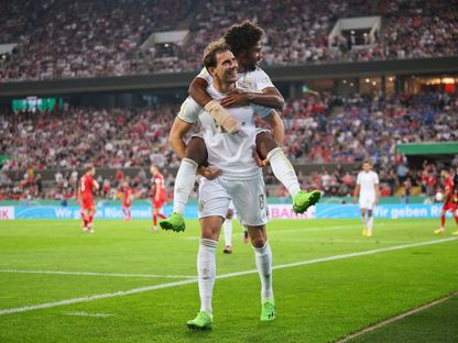 لاعبو بايرن ميونيخ يحتفلون بعد التسجيل في مرمى فيكتوريا كولونيا في طأس ألمانيا - 31 أغسطس 2022 - TWITTER/@FCBayernEN