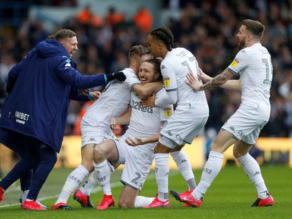 فرحة لاعبي ليدز يونايتد بالفوز في إحدى مباريات دوري الدرجة الأولى الإنجليزي - Reuters