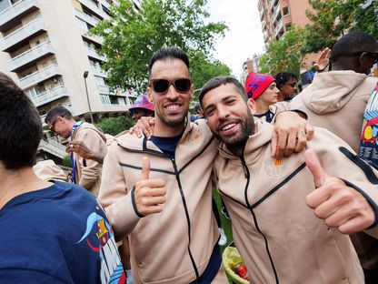 جوردي ألبا وسيرجيو بوسكيتس في احتفالات برشلونة بلقب الدوري الإسباني - 16 مايو 2023 - TWITTER/@JordiAlba